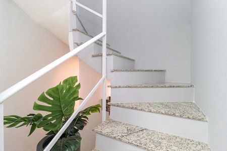 Casa à venda com 133m², 3 quartos e 2 vagas Casa à venda com 133m², 3 quartos e 2 vagasEscada