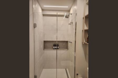 Banheiro de kitnet/studio para alugar com 1 quarto, 28m² em Indianópolis, São Paulo