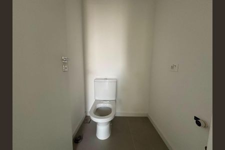 Banheiro de apartamento à venda com 1 quarto, 55m² em Centro, Curitiba
