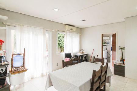 Casa de condomínio para alugar com 225m², 3 quartos e 3 vagas Casa de condomínio para alugar com 225m², 3 quartos e 3 vagasCozinha e Área de Serviço