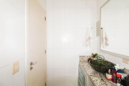 Casa de condomínio para alugar com 225m², 3 quartos e 3 vagas Casa de condomínio para alugar com 225m², 3 quartos e 3 vagasBanheiro da Suíte 2
