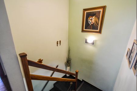 Casa à venda com 200m², 3 quartos e 2 vagas Casa à venda com 200m², 3 quartos e 2 vagasEscada