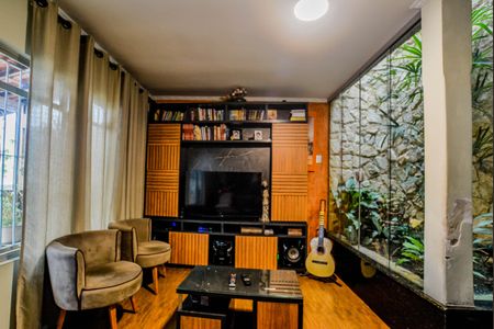 Casa à venda com 200m², 3 quartos e 2 vagas Casa à venda com 200m², 3 quartos e 2 vagasSala