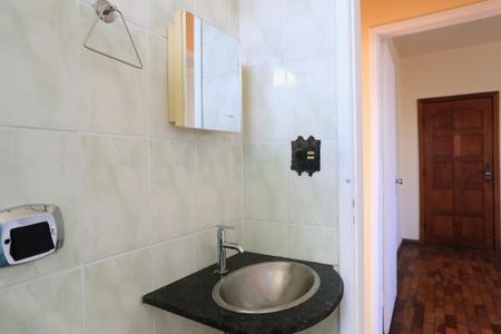 Banheiro de apartamento para alugar com 2 quartos, 64m² em Sagrada Família, Belo Horizonte
