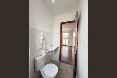 Banheiro Social de apartamento à venda com 2 quartos, 47m² em Praia, Contagem