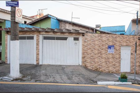 Fachada de casa à venda com 4 quartos, 100m² em Centro, Diadema