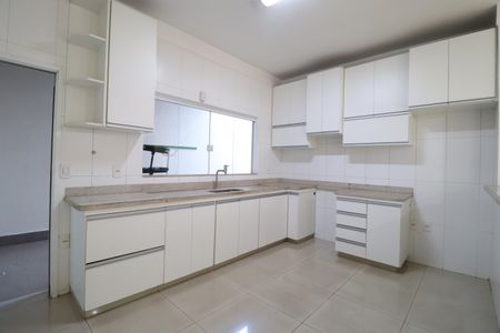 Cozinha de casa para alugar com 3 quartos, 250m² em Brasil, Uberlândia