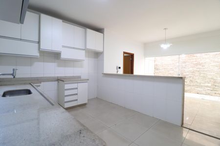 Cozinha de casa para alugar com 3 quartos, 250m² em Brasil, Uberlândia