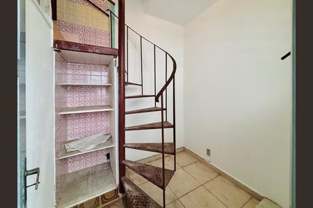 Casa à venda com 196m², 4 quartos e sem vaga