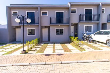 Casa de condomínio para alugar com 70m², 3 quartos e 2 vagas Casa de condomínio para alugar com 70m², 3 quartos e 2 vagasGaragem e fachada