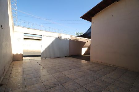 Garagem de casa para alugar com 3 quartos, 200m² em Jardim das Palmeiras, Uberlândia