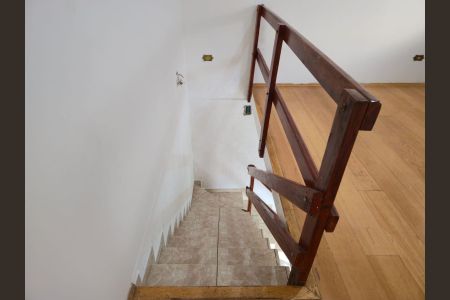 Casa para alugar com 30m², 1 quarto e 1 vagaEscada 
