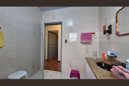Banheiro social de casa à venda com 3 quartos, 400m² em Vila Valparaíso, Santo André
