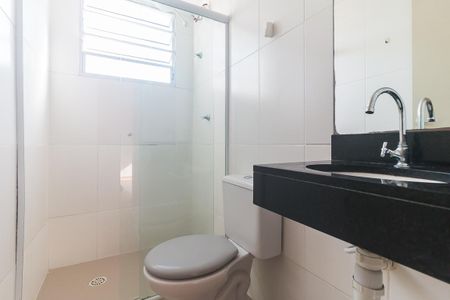 Banheiro de apartamento para alugar com 2 quartos, 48m² em Nova Mogilar, Mogi das Cruzes