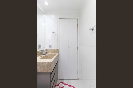 Banheiro de apartamento à venda com 2 quartos, 46m² em Vila Carmosina, São Paulo
