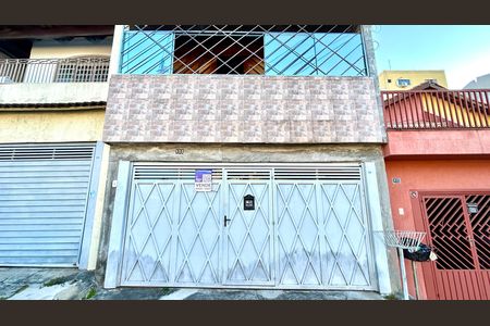 Placa instalada na fachada do imóvel  de casa à venda com 3 quartos, 180m² em Jardim Santa Mena, Guarulhos