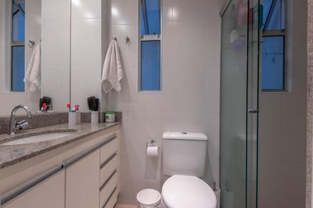Banheiro de apartamento à venda com 2 quartos, 150m² em Sion, Belo Horizonte