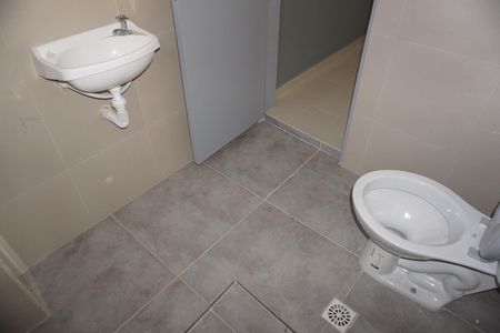 Banheiro de casa para alugar com 2 quartos, 35m² em Jardim Dom Jose, Embu das Artes
