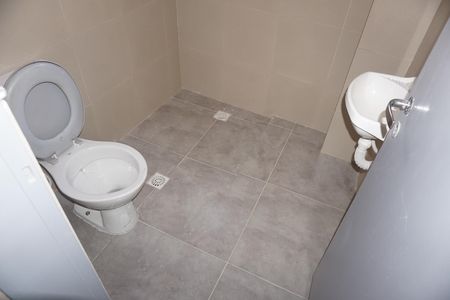 Banheiro de casa para alugar com 2 quartos, 35m² em Jardim Dom Jose, Embu das Artes