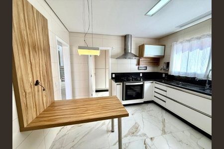 Casa à venda com 288m², 3 quartos e 4 vagas