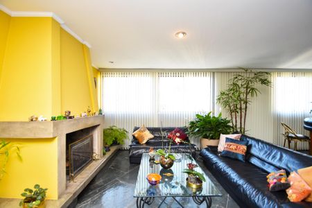 Apartamento à venda com 227m², 3 quartos e 4 vagas Apartamento à venda com 227m², 3 quartos e 4 vagaspiso superior Sala de estar 3