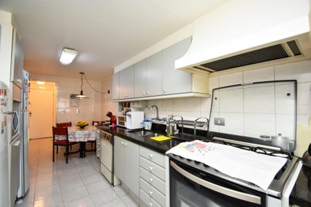 Apartamento à venda com 227m², 3 quartos e 4 vagas Apartamento à venda com 227m², 3 quartos e 4 vagascozinha