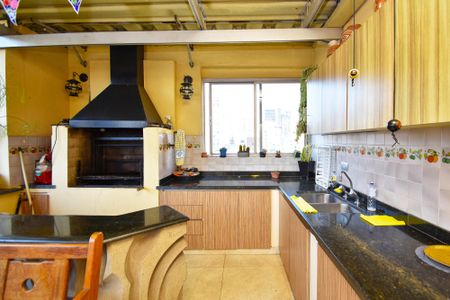 Apartamento à venda com 227m², 3 quartos e 4 vagas Apartamento à venda com 227m², 3 quartos e 4 vagasvaranda piso superior churrasqueria e cozinha