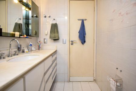 Apartamento à venda com 227m², 3 quartos e 4 vagas Apartamento à venda com 227m², 3 quartos e 4 vagasbanheiro corredor