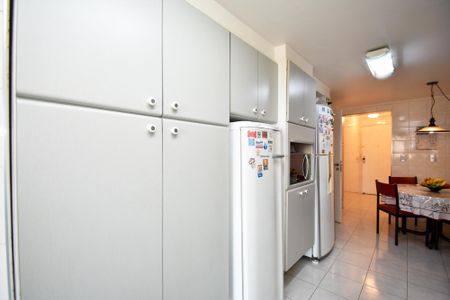 Apartamento à venda com 227m², 3 quartos e 4 vagas Apartamento à venda com 227m², 3 quartos e 4 vagascozinha