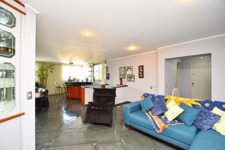 Apartamento à venda com 227m², 3 quartos e 4 vagas Apartamento à venda com 227m², 3 quartos e 4 vagaspiso superior Sala de estar 2