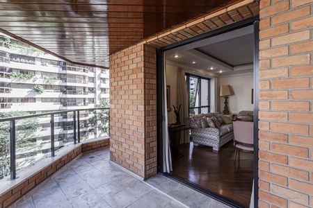 Apartamento à venda com 190m², 3 quartos e 3 vagas Apartamento à venda com 190m², 3 quartos e 3 vagasVaranda