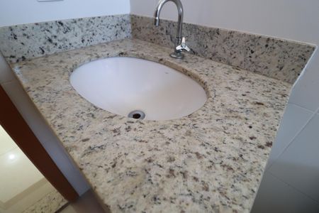 Banheiro de apartamento para alugar com 1 quarto, 57m² em Saraiva, Uberlândia