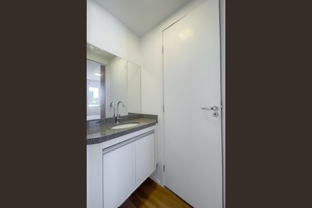 Banheiro de casa de condomínio para alugar com 1 quarto, 34m² em Km 18, Osasco