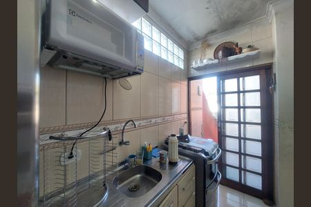 Cozinha da Edícula de casa para alugar com 2 quartos, 200m² em Jardim Icarai, São Paulo