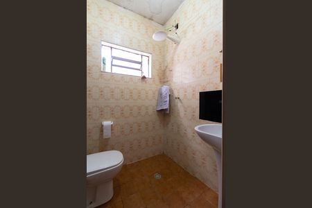 Banheiro de serviço de casa para alugar com 3 quartos, 137m² em Jardim Arpoador, São Paulo