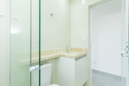 Banheiro de casa de condomínio para alugar com 1 quarto, 65m² em Jardim Mangalot, São Paulo