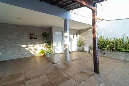Garagem de casa para alugar com 3 quartos, 240m² em Bangu, Rio de Janeiro