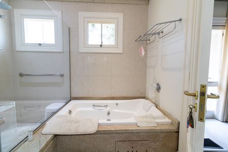 Casa de condomínio para alugar com 386m², 2 quartos e 4 vagas Casa de condomínio para alugar com 386m², 2 quartos e 4 vagasBanheiro da Suíte 1