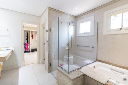Casa de condomínio para alugar com 386m², 2 quartos e 4 vagas Casa de condomínio para alugar com 386m², 2 quartos e 4 vagasBanheiro da Suíte 1
