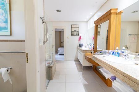 Casa de condomínio para alugar com 386m², 2 quartos e 4 vagas Casa de condomínio para alugar com 386m², 2 quartos e 4 vagasBanheiro da Suíte 1