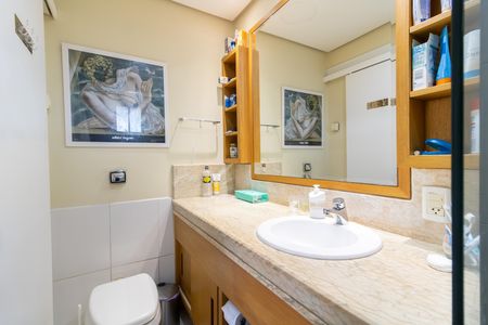 Casa de condomínio para alugar com 386m², 2 quartos e 4 vagas Casa de condomínio para alugar com 386m², 2 quartos e 4 vagasBanheiro da Suíte 2