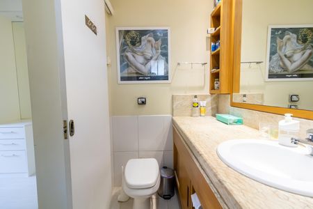 Casa de condomínio para alugar com 386m², 2 quartos e 4 vagas Casa de condomínio para alugar com 386m², 2 quartos e 4 vagasBanheiro da Suíte 2