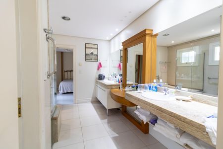 Casa de condomínio para alugar com 386m², 2 quartos e 4 vagas Casa de condomínio para alugar com 386m², 2 quartos e 4 vagasBanheiro da Suíte 1