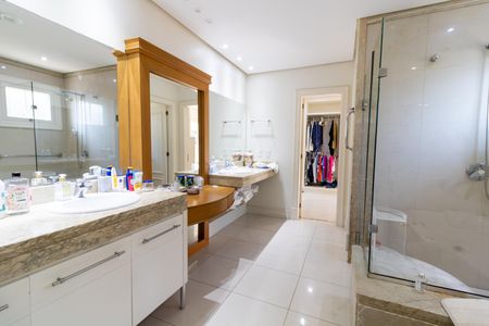 Casa de condomínio para alugar com 386m², 2 quartos e 4 vagas Casa de condomínio para alugar com 386m², 2 quartos e 4 vagasBanheiro da Suíte 1