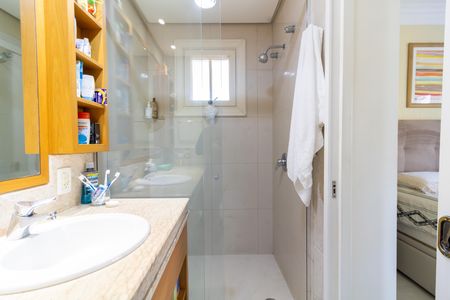 Casa de condomínio para alugar com 386m², 2 quartos e 4 vagas Casa de condomínio para alugar com 386m², 2 quartos e 4 vagasBanheiro da Suíte 2
