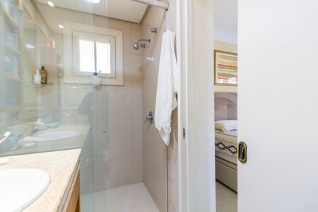 Casa de condomínio para alugar com 386m², 2 quartos e 4 vagas Casa de condomínio para alugar com 386m², 2 quartos e 4 vagasBanheiro da Suíte 2