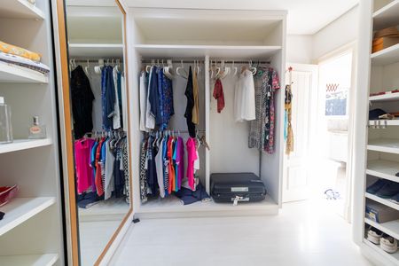 Casa de condomínio para alugar com 386m², 2 quartos e 4 vagas Casa de condomínio para alugar com 386m², 2 quartos e 4 vagasCloset da suíte 1