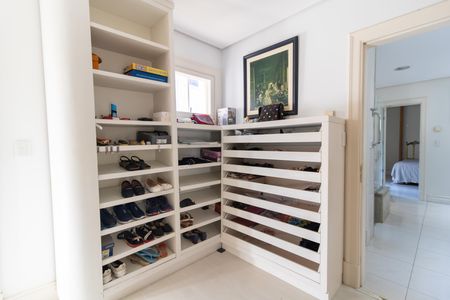 Casa de condomínio para alugar com 386m², 2 quartos e 4 vagas Casa de condomínio para alugar com 386m², 2 quartos e 4 vagasCloset da suíte 1