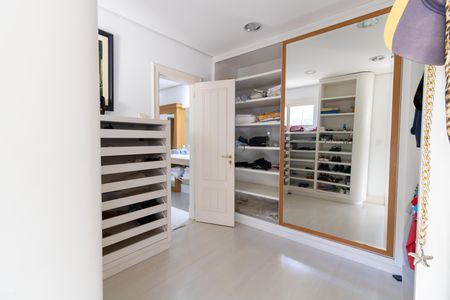 Casa de condomínio para alugar com 386m², 2 quartos e 4 vagas Casa de condomínio para alugar com 386m², 2 quartos e 4 vagasCloset da suíte 1