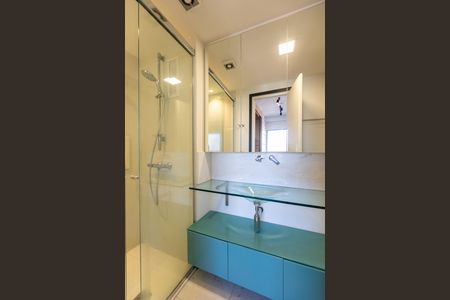 Banheiro de kitnet/studio para alugar com 1 quarto, 70m² em Cambuí, Campinas